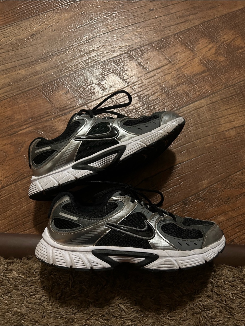 Nike Kids’ Grade School V5 RNR black and silver metallic sneakers